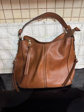 Realer Classic Tan Leather Shoulder Bag with Gold Hardware